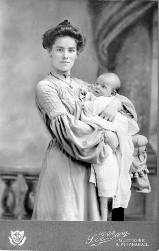 Margaret Lechmere-Oertel und Sohn 1904
